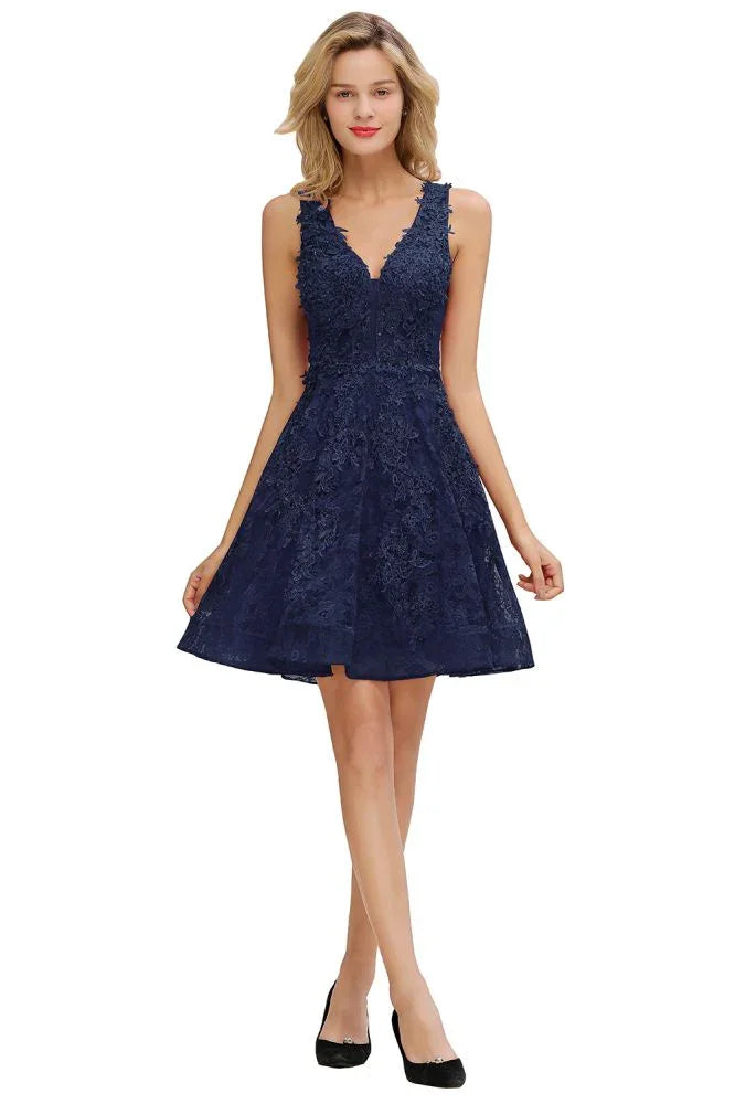 Vestido de Fiesta para el Baile de Bienvenida con Aplicaciones Florales, Cuello en V, Sin Mangas y a la Altura de la Rodilla, Estiloso