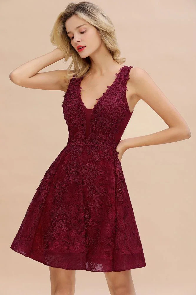 Vestido de Fiesta para el Baile de Bienvenida con Aplicaciones Florales, Cuello en V, Sin Mangas y a la Altura de la Rodilla, Estiloso
