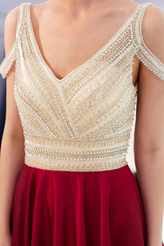 Stilvolles ärmelloses Abendkleid in A-Linie mit V-Ausschnitt und Kristallperlen in Burgunderrot