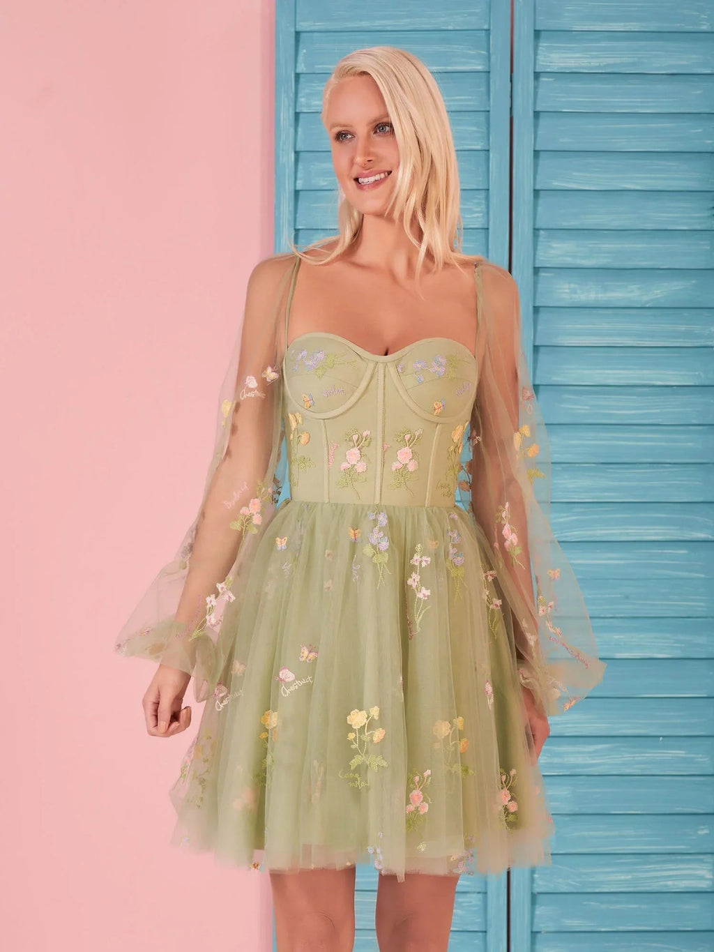 Vestido de cóctel de tul con mangas abullonadas cortas y bordado de corazones
