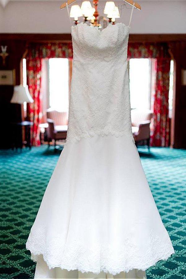 Brautkleid mit Herz-Ausschnitt und Meerjungfrau-Silhouette mit Spitzenapplikationen
