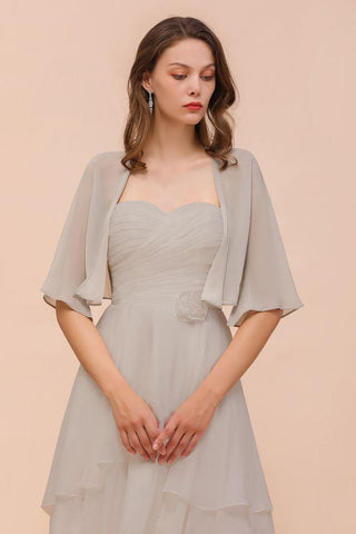 Ärmelloses Mini-Brautjungfernkleid in Grau mit Herzausschnitt und Chiffon-Überwürfen