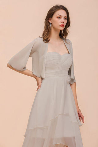 Ärmelloses Mini-Brautjungfernkleid in Grau mit Herzausschnitt und Chiffon-Überwürfen