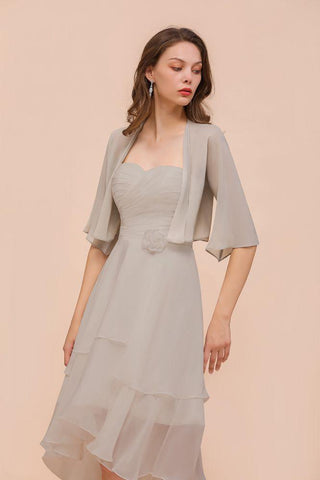 Ärmelloses Mini-Brautjungfernkleid in Grau mit Herzausschnitt und Chiffon-Überwürfen