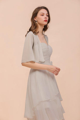 Ärmelloses Mini-Brautjungfernkleid in Grau mit Herzausschnitt und Chiffon-Überwürfen