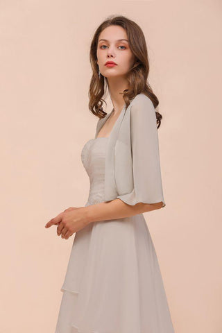 Ärmelloses Mini-Brautjungfernkleid in Grau mit Herzausschnitt und Chiffon-Überwürfen