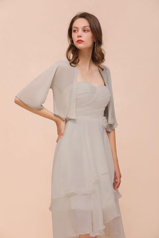 Ärmelloses Mini-Brautjungfernkleid in Grau mit Herzausschnitt und Chiffon-Überwürfen