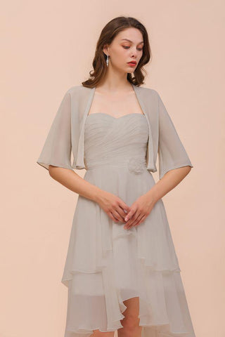 Ärmelloses Mini-Brautjungfernkleid in Grau mit Herzausschnitt und Chiffon-Überwürfen
