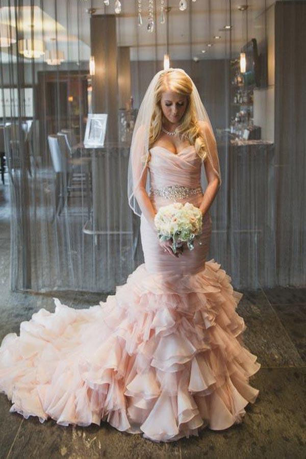 Süßes, mehrstufiges, mit Perlen besetztes Organza-Meerjungfrauen-Brautkleid