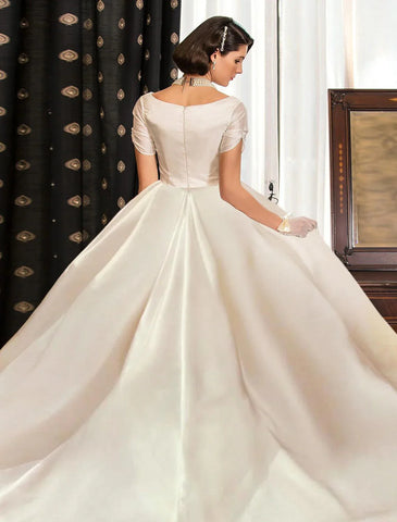 Verlobungs- und formelle Herbst-Brautkleider, Ballkleid, V-Ausschnitt, kurze Ärmel, Hofschleppe, Satin-Brautkleider mit gerüschter Volltonfarbe
