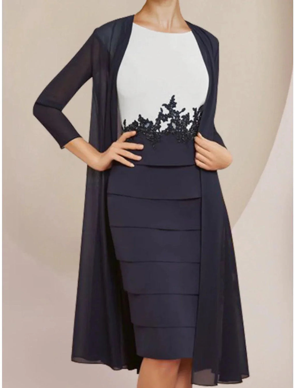 Vestido de mãe da noiva de duas peças, estilo coluna, elegante, pequeno, decote redondo, comprimento até ao joelho, chiffon, renda, manga comprida com franzido