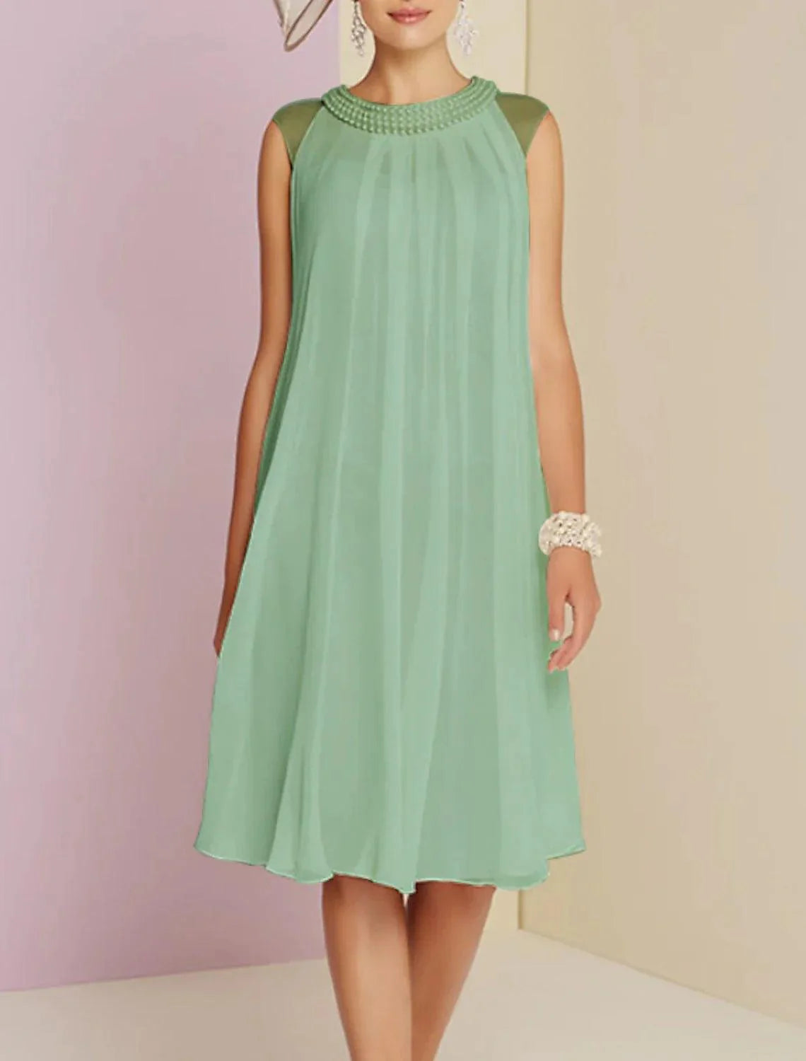 Vestido de festa tubinho/coluna para mãe da noiva, convidada de casamento, elegante, decote em joia, comprimento até ao joelho, chiffon, sem mangas, com pregas e missangas