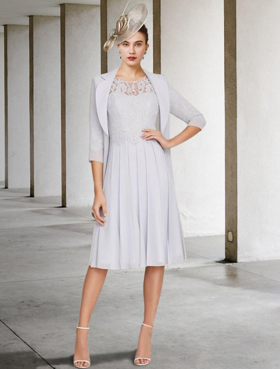 Vestido de mãe da noiva em duas peças, corte A, elegante, decote em V, comprimento até ao joelho, cetim, renda, manga curta, com pregas