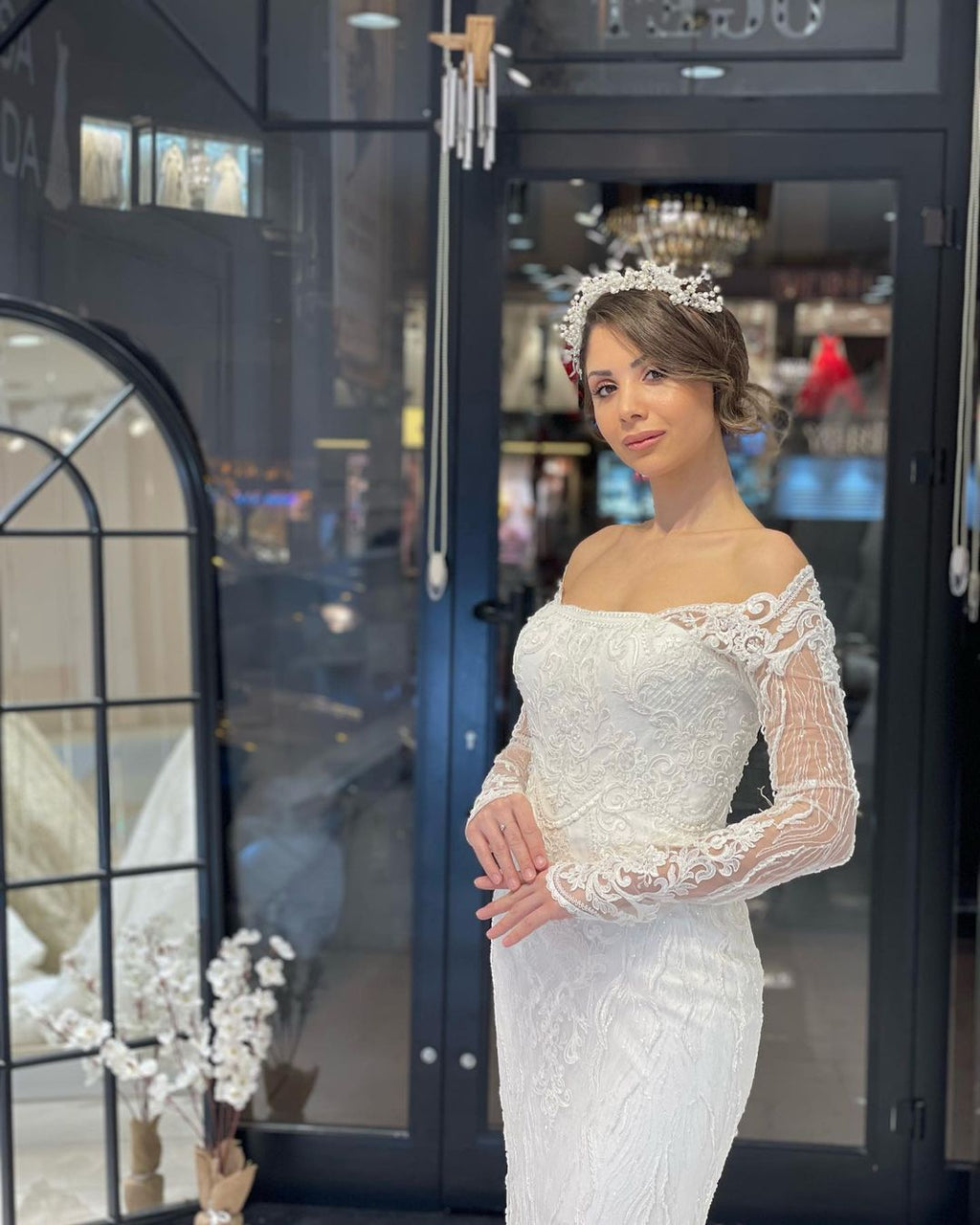 Trendiges bodenlanges Brautkleid mit langen Ärmeln und Meerjungfrau-Spitze