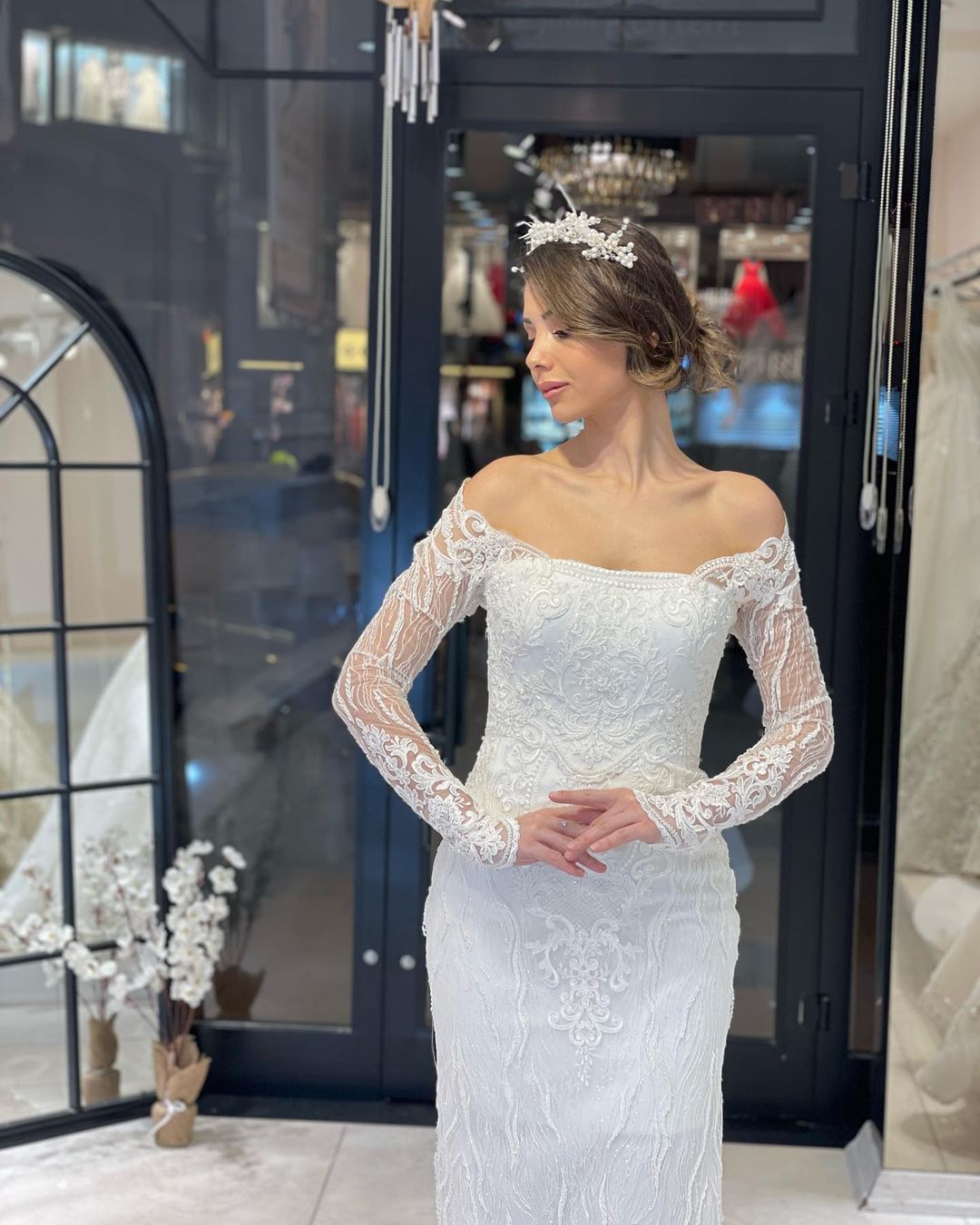 Trendiges bodenlanges Brautkleid mit langen Ärmeln und Meerjungfrau-Spitze