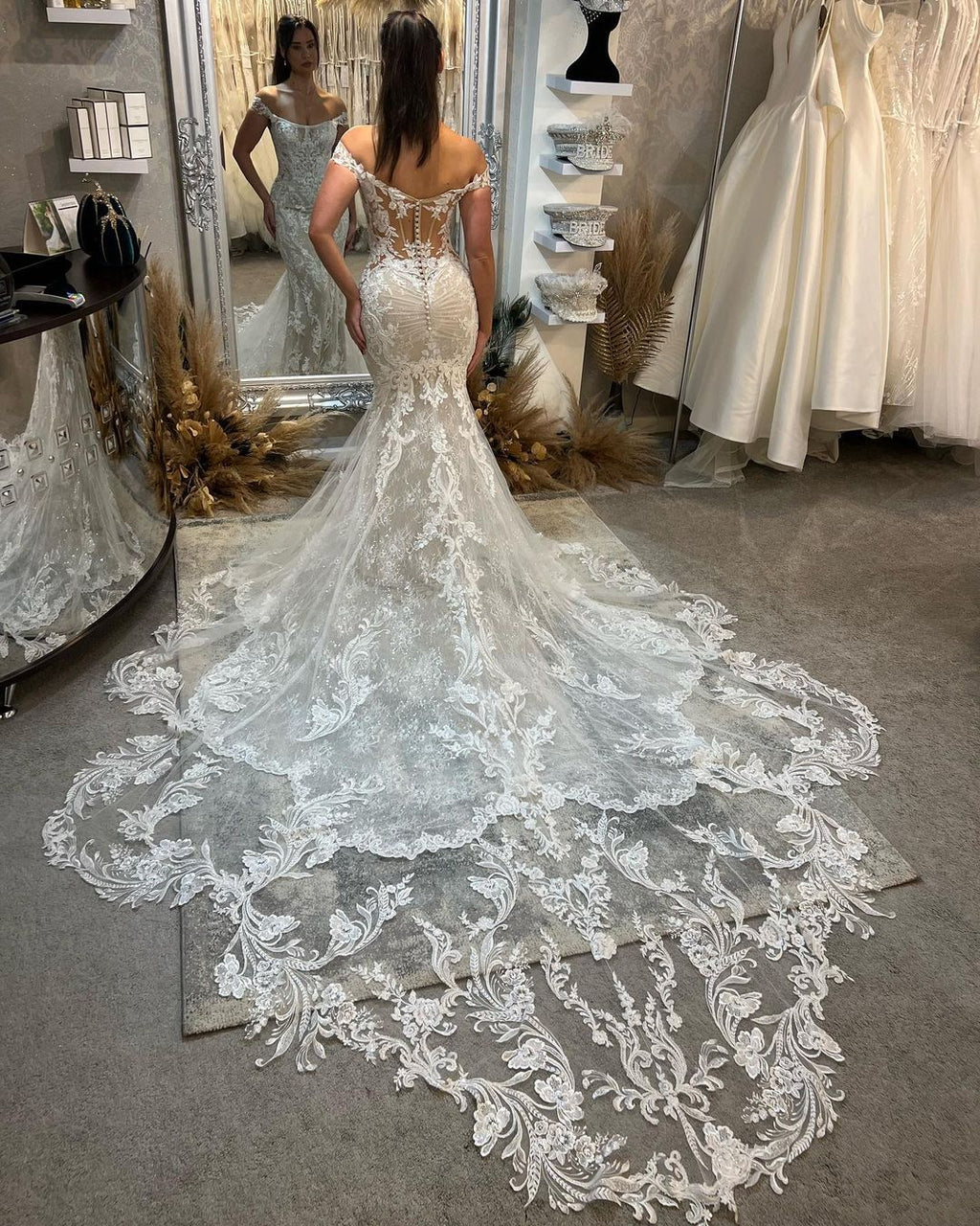 Trendiges bodenlanges trägerloses Meerjungfrau-Spitzen-Brautkleid mit Schulterschnitt und Kathedralzug