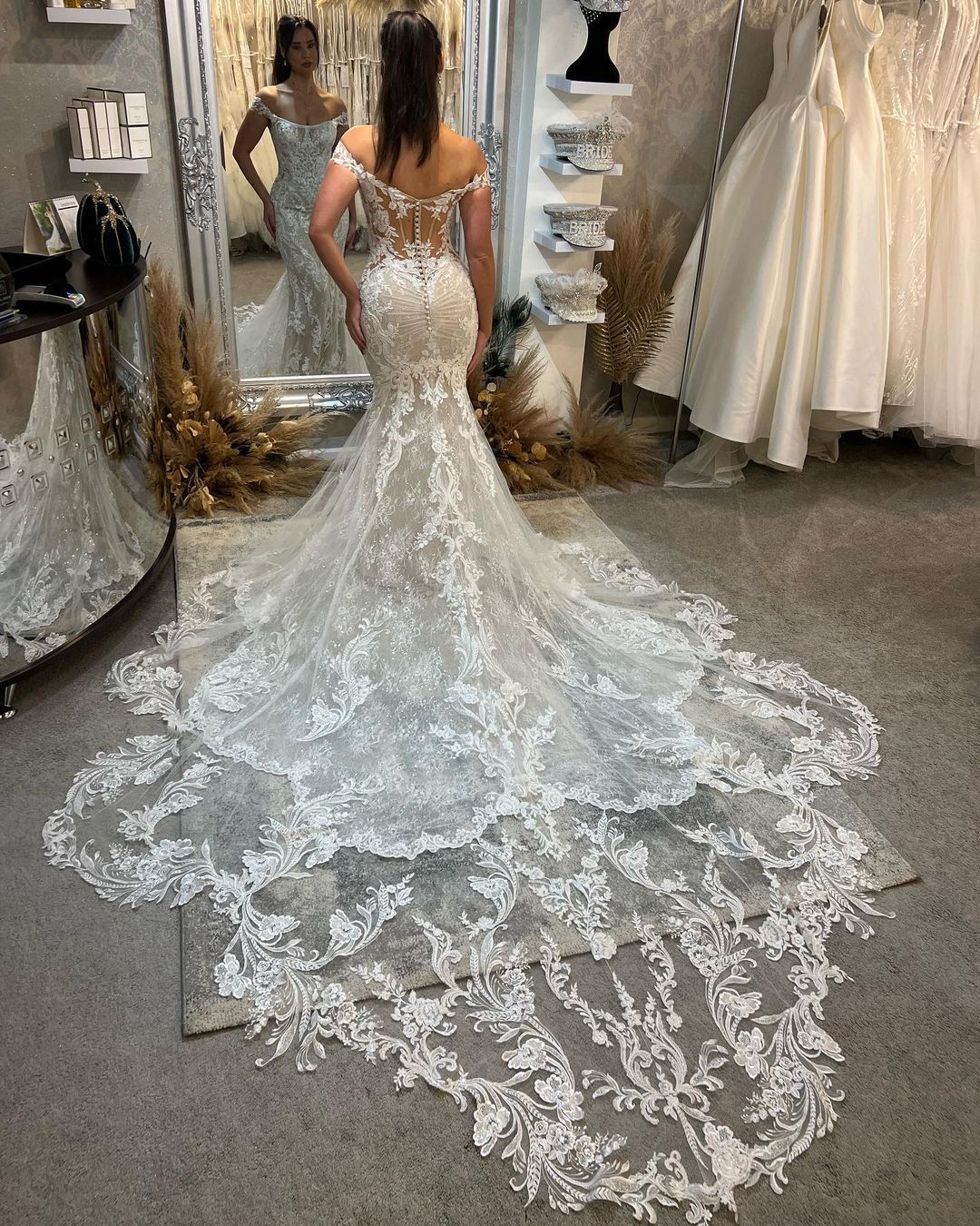 Trendiges bodenlanges trägerloses Meerjungfrau-Spitzen-Brautkleid mit Schulterschnitt und Kathedralzug