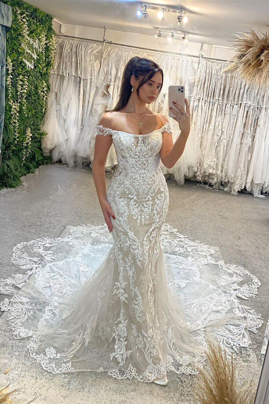 Trendiges bodenlanges trägerloses Meerjungfrau-Spitzen-Brautkleid mit Schulterschnitt und Kathedralzug