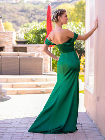 Vestido de festa em cetim com trompete/sereia com ombros à mostra