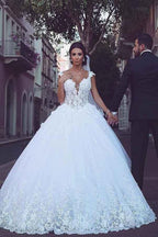 Tüll-Ballkleid-Hochzeitskleid mit V-Ausschnitt und Spitzenapplikationen