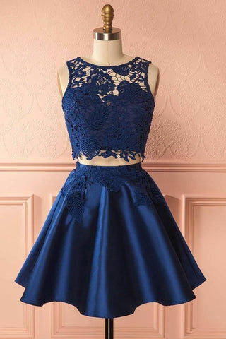 Zweiteiliges dunkelblaues Satin-Heimkehrkleid mit Spitzenapplikationen PG157