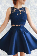 Zweiteiliges dunkelblaues Satin-Heimkehrkleid mit Spitzenapplikationen PG157