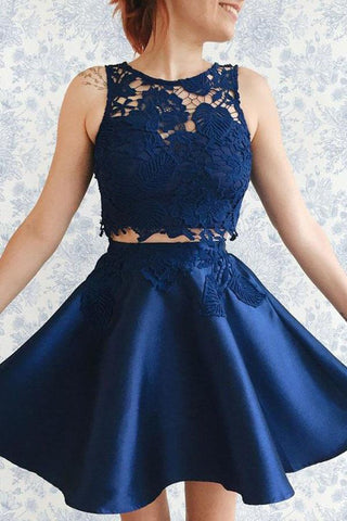 Zweiteiliges dunkelblaues Satin-Heimkehrkleid mit Spitzenapplikationen PG157