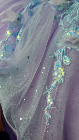 Zweifarbiges trägerloses Cape-Ballkleid von Petite Adele PQ1040