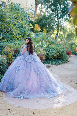 Zweifarbiges trägerloses Cape-Ballkleid von Petite Adele PQ1040