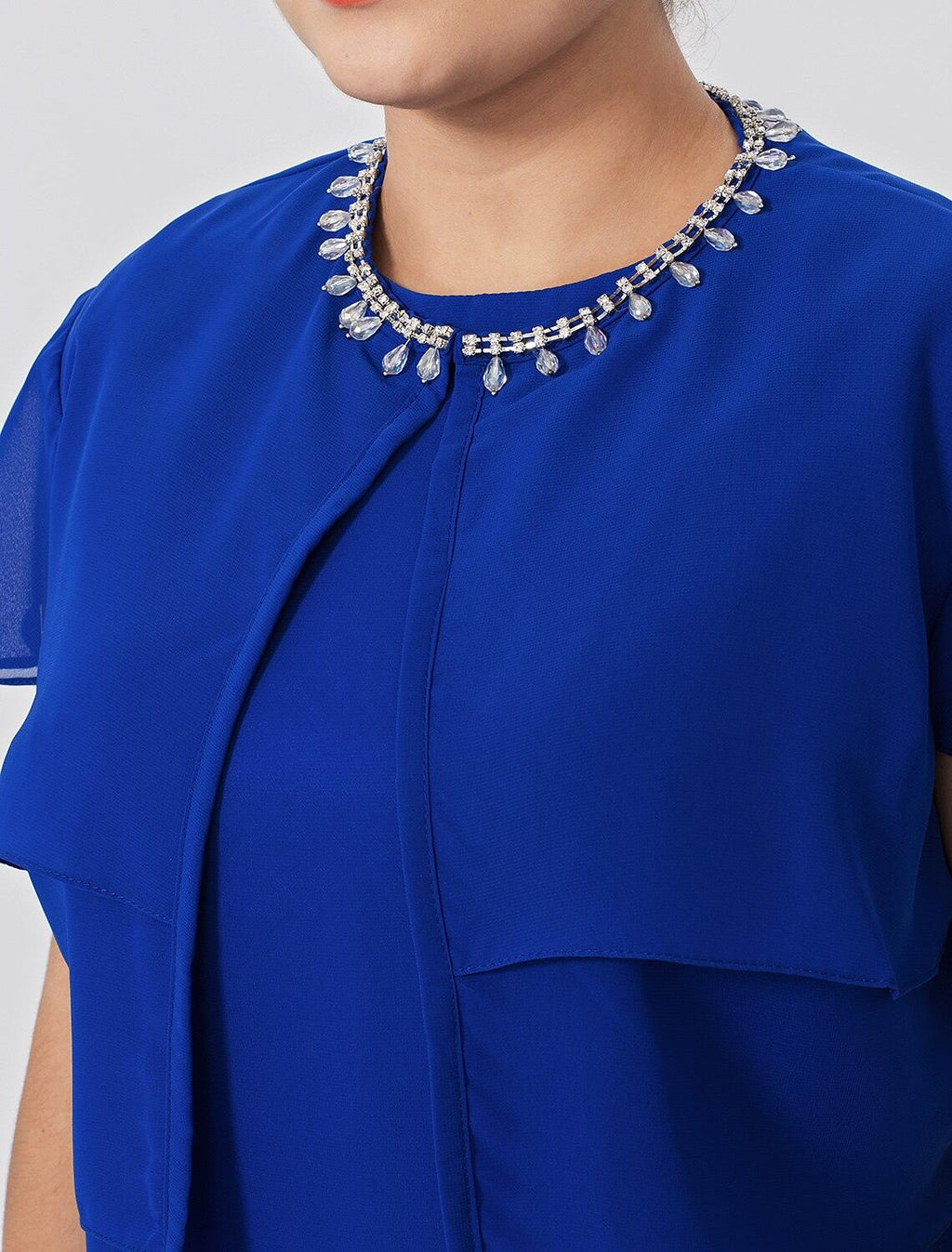 Vestido de mãe da noiva com bainha/coluna, clássico e intemporal, elegante e luxuoso, tamanho grande, decote em joia, comprimento até ao joelho, chiffon, manga curta com cristais, em camadas