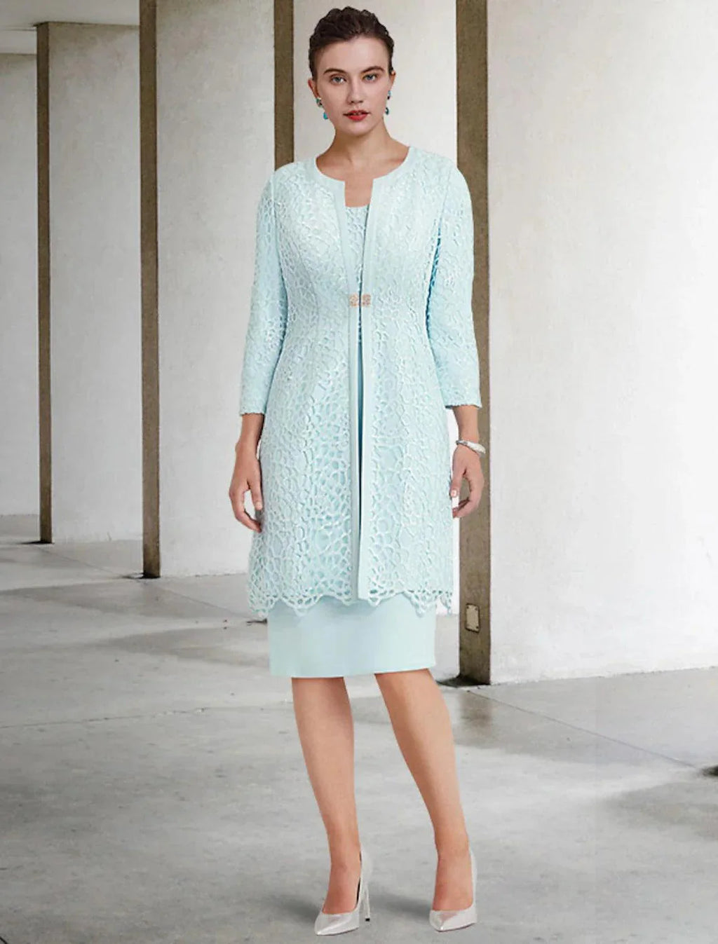 Vestido de mãe da noiva de duas peças com bainha/coluna, elegante, decote em joia, comprimento até ao joelho, renda elástica, chiffon, manga curta, com pregadeira de cristal