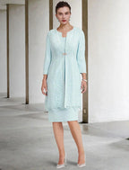 Vestido de mãe da noiva de duas peças com bainha/coluna, elegante, decote em joia, comprimento até ao joelho, renda elástica, chiffon, manga curta, com pregadeira de cristal