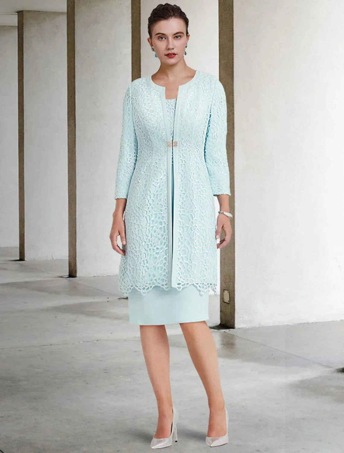 Vestido de mãe da noiva de duas peças com bainha/coluna, elegante, decote em joia, comprimento até ao joelho, renda elástica, chiffon, manga curta, com pregadeira de cristal