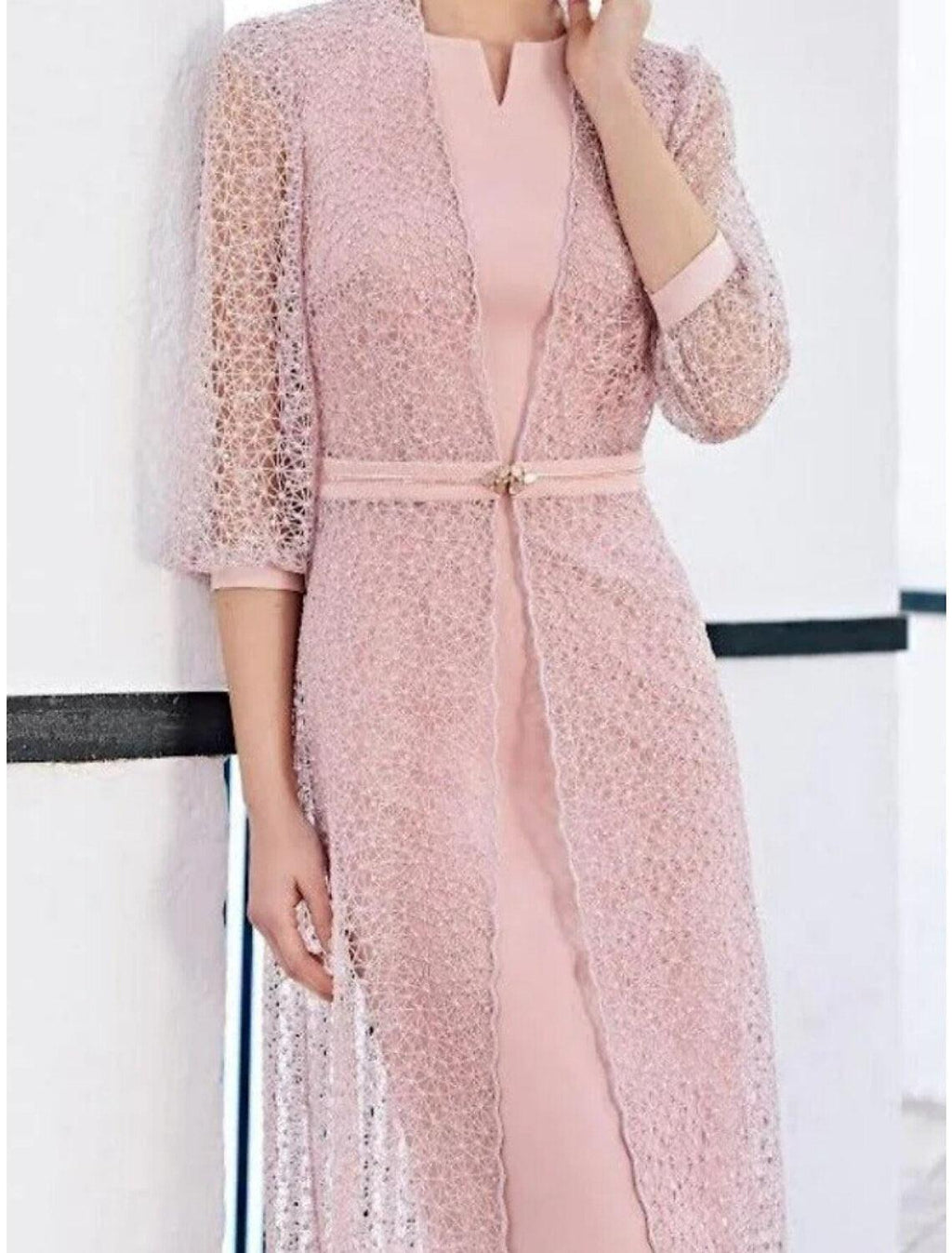 Vestido de mãe da noiva com bainha/coluna, elegante, pequeno, decote redondo, comprimento até ao joelho, chiffon elástico, meia manga com pregadeira de cristal, cor sólida