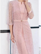 Vestido de mãe da noiva com bainha/coluna, elegante, pequeno, decote redondo, comprimento até ao joelho, chiffon elástico, meia manga com pregadeira de cristal, cor sólida