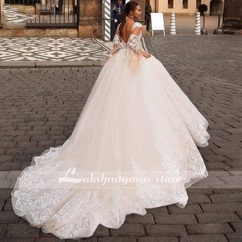 Vestidos de noiva com decote em V e corte A da NumberSea, aplicações e missangas