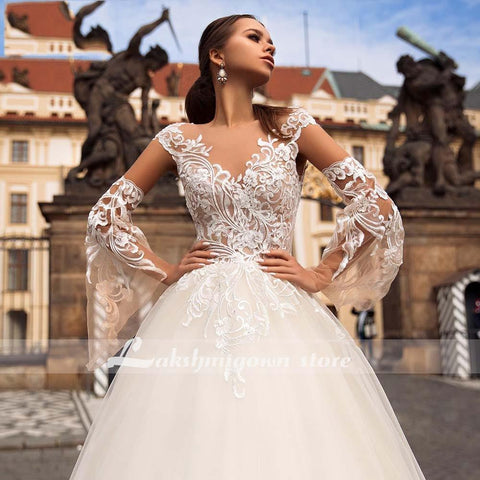 Vestidos de noiva com decote em V e corte A da NumberSea, aplicações e missangas