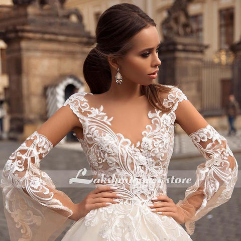 Vestidos de noiva com decote em V e corte A da NumberSea, aplicações e missangas