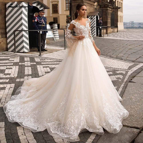 Vestidos de noiva com decote em V e corte A da NumberSea, aplicações e missangas