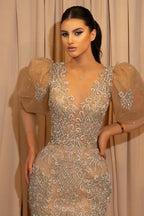 Langes Meerjungfrau-Abendkleid aus Satin mit V-Ausschnitt, Perlen, Spitzenapplikationen und Schlitz