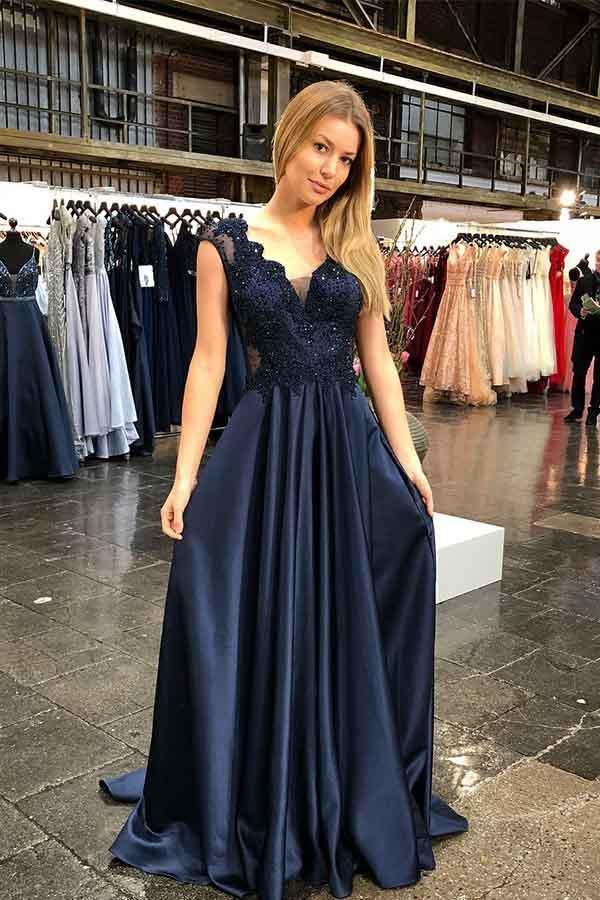 Vestido de festa de finalistas azul-marinho com decote em V, manga curta e cauda longa com aplicações PM212