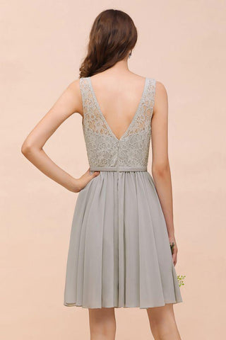 V-Ausschnitt Blumenspitze Mini Homecoking Kleid Grau Einfaches Chiffon Brautjungfernkleid Partykleid