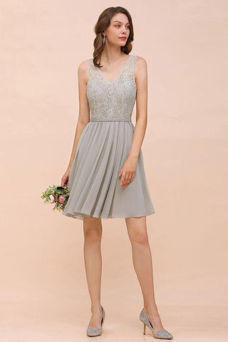 V-Ausschnitt Blumenspitze Mini Homecoking Kleid Grau Einfaches Chiffon Brautjungfernkleid Partykleid