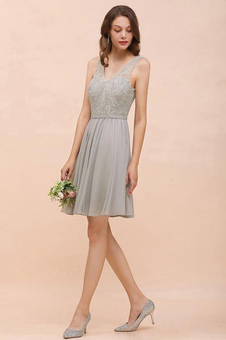 V-Ausschnitt Blumenspitze Mini Homecoking Kleid Grau Einfaches Chiffon Brautjungfernkleid Partykleid
