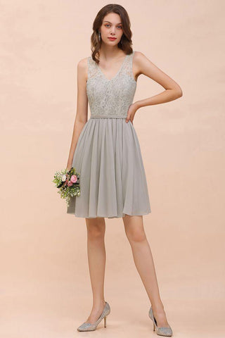 V-Ausschnitt Blumenspitze Mini Homecoking Kleid Grau Einfaches Chiffon Brautjungfernkleid Partykleid