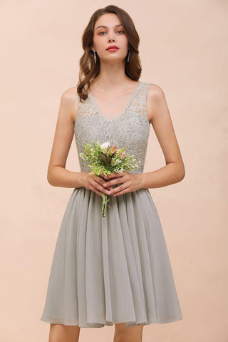 V-Ausschnitt Blumenspitze Mini Homecoking Kleid Grau Einfaches Chiffon Brautjungfernkleid Partykleid