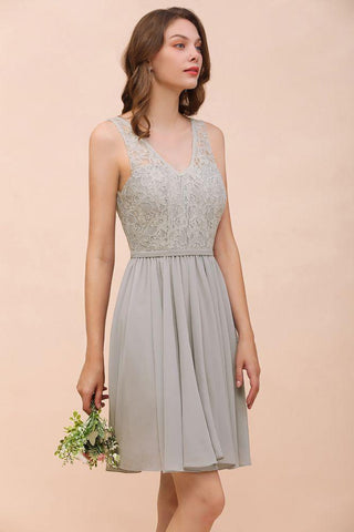 V-Ausschnitt Blumenspitze Mini Homecoking Kleid Grau Einfaches Chiffon Brautjungfernkleid Partykleid