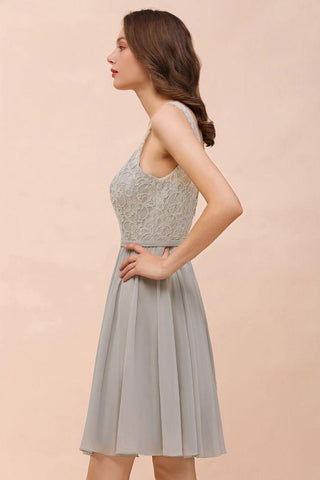 V-Ausschnitt Blumenspitze Mini Homecoking Kleid Grau Einfaches Chiffon Brautjungfernkleid Partykleid