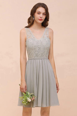 V-Ausschnitt Blumenspitze Mini Homecoking Kleid Grau Einfaches Chiffon Brautjungfernkleid Partykleid