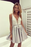 V-Ausschnitt Graues Homecoming-Kleid Kurzes Ballkleid mit Spitzenapplikation PG175